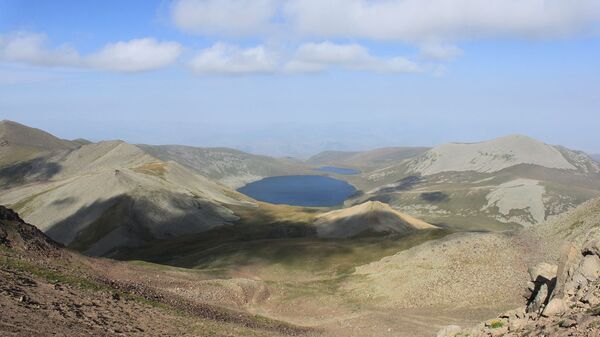 Озеро Сев Лич с вершины Мец Ишханасар - Sputnik Армения