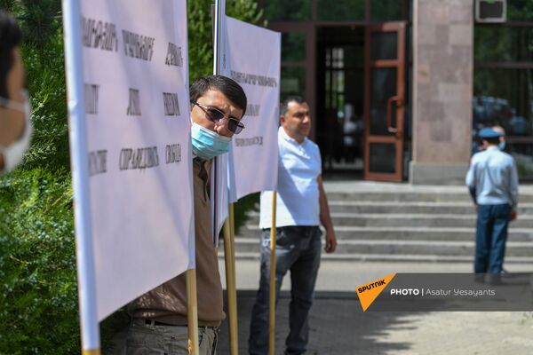 Люди, поддерживающие Давида Галстяна с плакатами перед зданием Апелляционного суда перед началом заседания по делу о коррупционных злоупотреблениях (13 мая 2021). Еревaн - Sputnik Армения