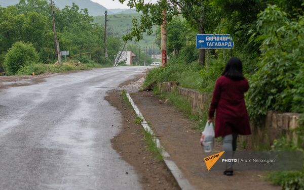 Дорожный знак у въезда в село Тагавард Дорожный знак у въезда в село Тагавард - Sputnik Армения
