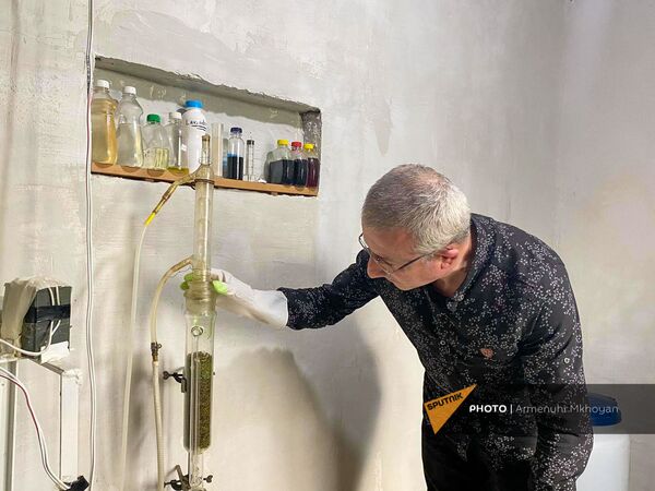 Химик из Гюмри Вардан Папикян за работой - Sputnik Армения