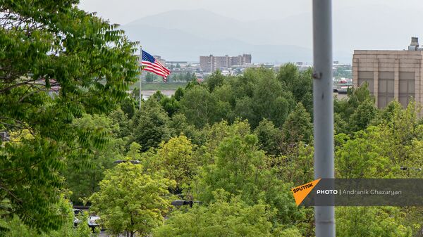 Флаг США у здания посольства в Армении - Sputnik Армения