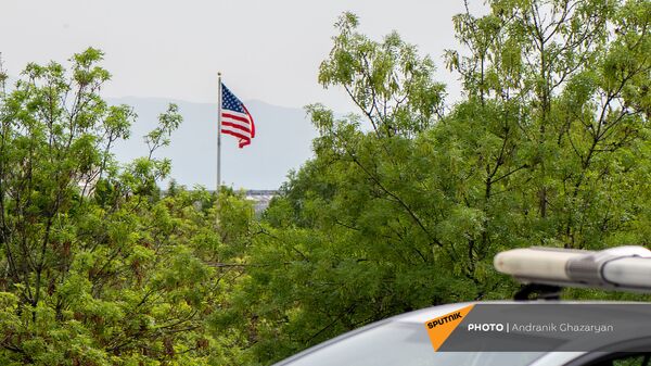 Флаг США у здания посольства в Армении - Sputnik Արմենիա