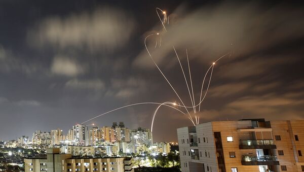 Израильская противоракетная система Железный купол перехватывает ракеты, запущенные из сектора Газа в направлении Израиля (12 мая 2021). Ашкелон - Sputnik Армения