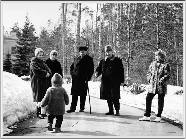 Маршал Советского Союза, дважды Герой Советского Союза Конев Иван Степанович с семьей на даче в Подмосковье, фото 1960-х годов Маршал Советского Союза, дважды Герой Советского Союза Конев Иван Степанович с семьей на даче в Подмосковье, фото 1960-х годов - Sputnik Армения