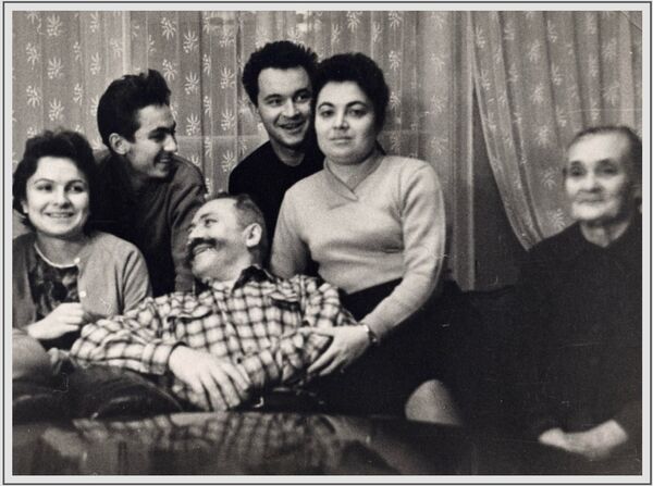 Генерал армии Штеменко Сергей Матвеевич в кругу семьи в 1962 году в Москве Генерал армии Штеменко Сергей Матвеевич в кругу семьи в 1962 году в Москве - Sputnik Армения