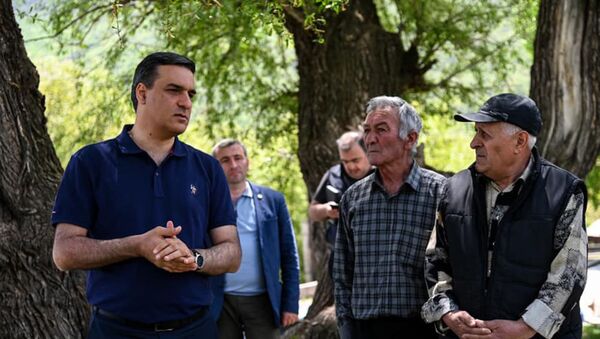 Омбудсмен Арман Татоян в сопровождении представителей штаба встретился с жителями сел Веришен-Акнер (14 мая 2021). - Sputnik Армения