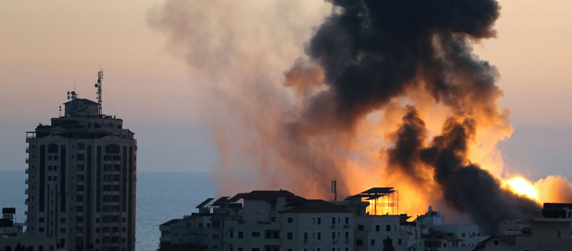 Дым и пламя поднимаются во время израильских воздушных ударов (14 мая 2021). Газа - Sputnik Армения, 1920, 15.05.2021