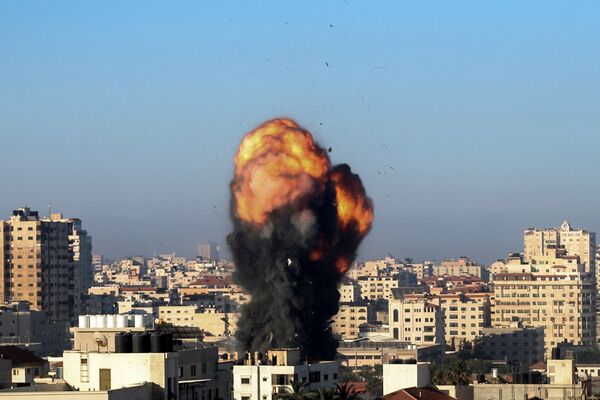 Огненный шар и дым после израильского авиаудара по городу Газа (15 мая 2021). Сектор Газа - Sputnik Армения