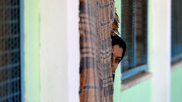 Պաղեստինցի կինը, որը փախել է տնից իսրայելական հարվածների պատճառով, փախստականներին ընդունող դպրոցում (մայիսի 15, 2021). Գազայի հատված  - Sputnik Արմենիա