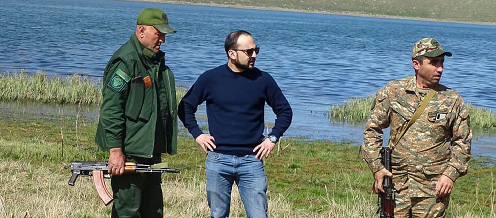И.о. вице-премьера Тигран Авинян, губернатор Сюника Меликсет Погосян в сопровождении военнослужащих у озера Сев лич (15 мая 2021). Сюник - Sputnik Армения, 1920, 16.05.2021