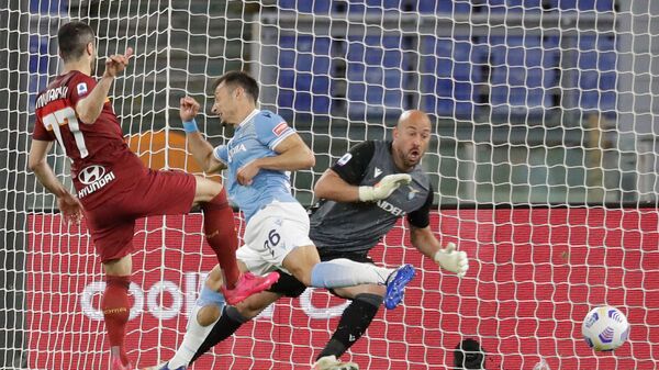 Полузащитник Ромы Генрих Мхитарян забивает гол в ворота Лацио во время футбольного матча Серии А (15 мая 2021). Рим - Sputnik Армения