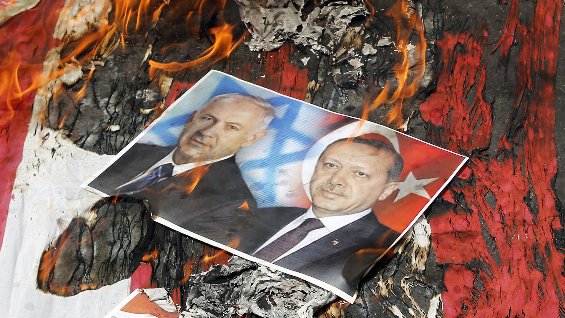 Портреты премьер-министра Израиля Биньямина Нетаньяху и президента Турции Реджепа Эрдогана лежат на флаге США в огне во время парада в честь Дня Аль-Кудса (1 июля 2016). Тегеран - Sputnik Армения, 1920, 16.05.2021
