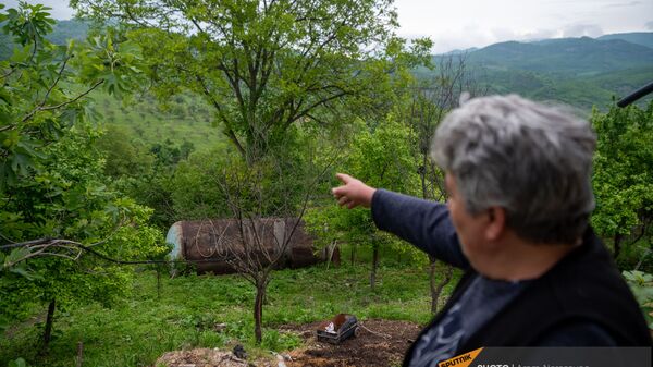 Жительница села Тагавард Эльмира Алавердян показывает в сторону азербайджанских позиций - Sputnik Արմենիա