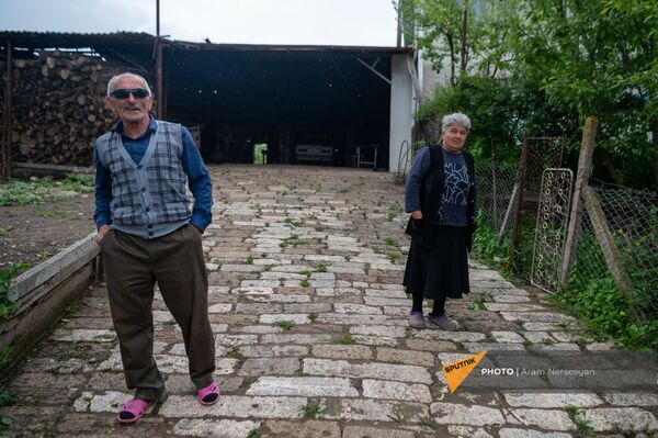 Жители села Тагавард Шура Алавердян и Эльмира Алавердян Жители села Тагавард Шура Алавердян и Эльмира Алавердян - Sputnik Армения