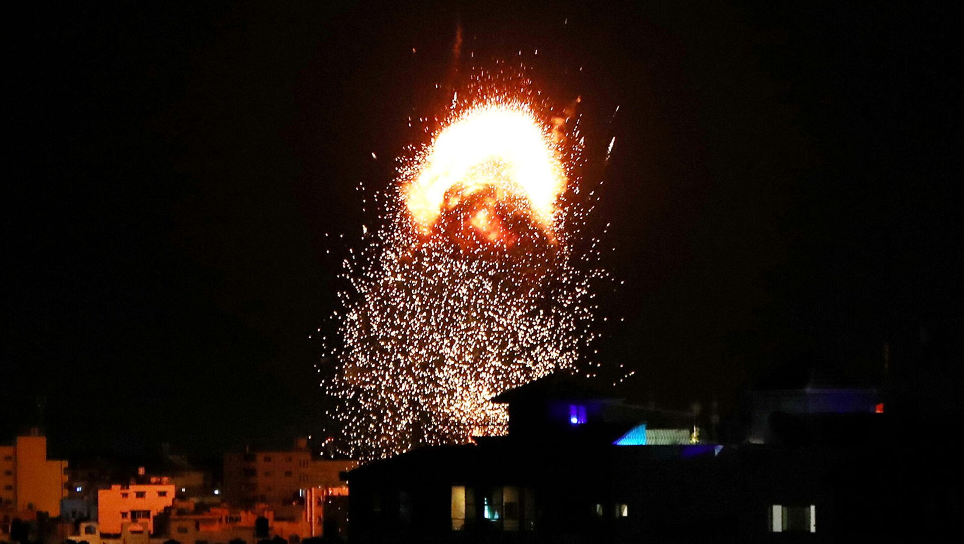Дым и пламя после израильского авиаудара (18 мая 2021). Газа - Sputnik Армения, 1920, 13.09.2021