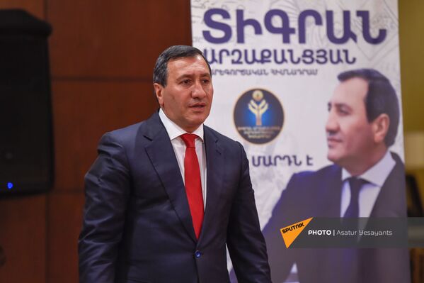 Основатель благотворительного фонда Тигран Арзаканцян на церемонии подписания меморандума о сотрудничестве с Демократической партией Армении (18 мая 2021). Еревaн Основатель благотворительного фонда Тигран Арзаканцян на церемонии подписания меморандума о сотрудничестве с Демократической партией Армении (18 мая 2021). Еревaн - Sputnik Армения