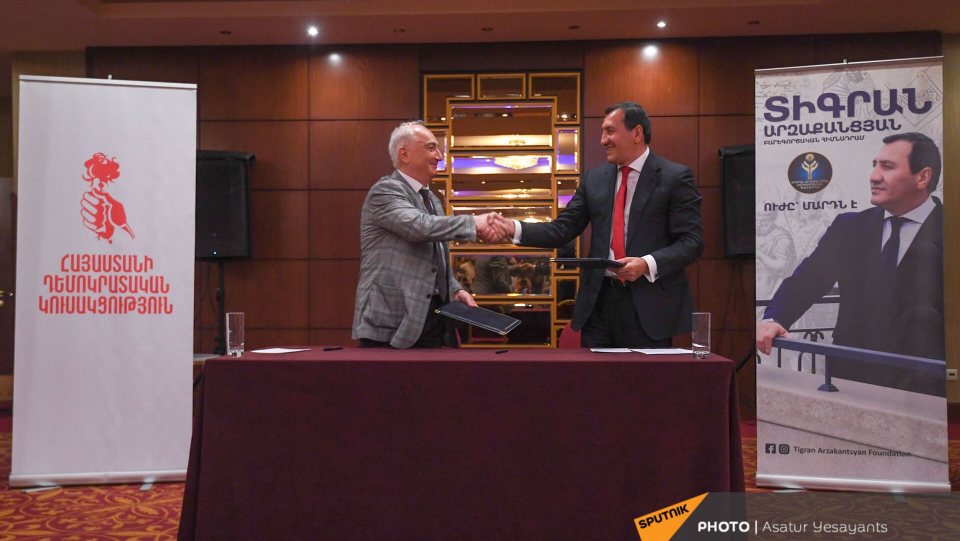 Лидер Армянской демократической партии Арам Саркисян и основатель благотворительного фонда Тигран Арзаканцян пожимают друг другу руки во время церемонии подписания меморандума (18 мая 2021). Еревaн  - Sputnik Армения, 1920, 18.05.2021