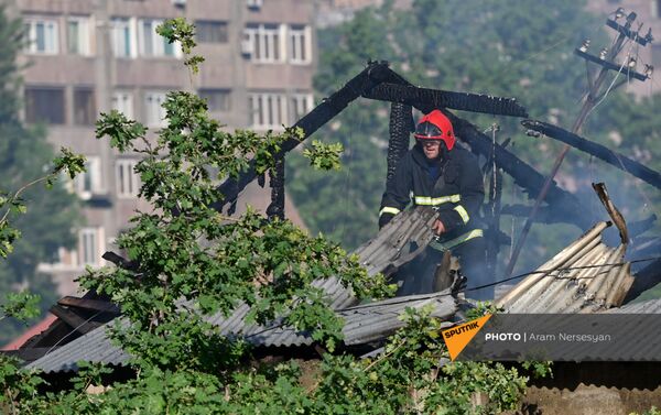 Спасатели на месте пожара на улице Сарьяна (18 мая 2021). Еревaн - Sputnik Армения