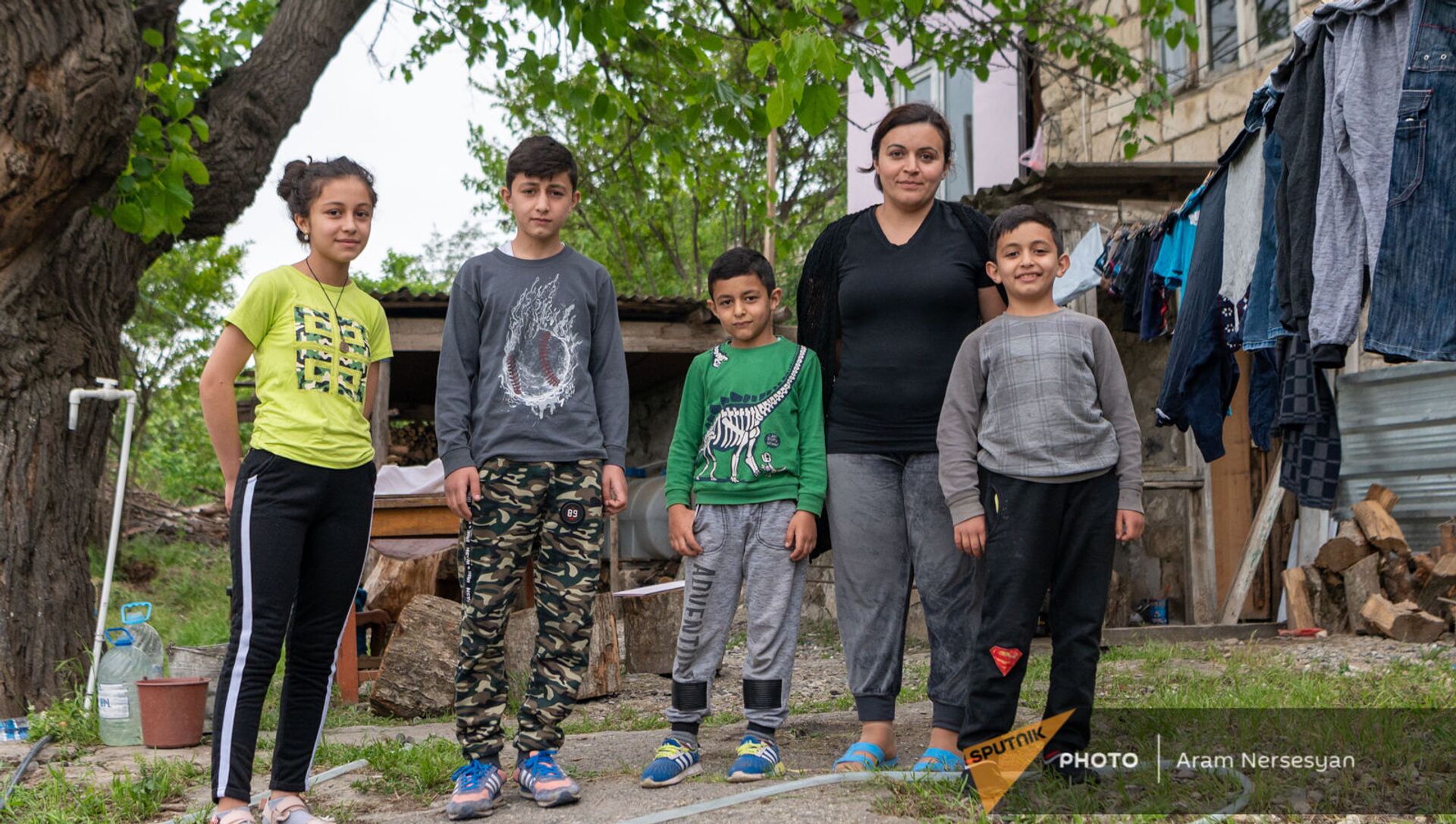Нарине Товмасян с детьми во дворе арендованного доме в Аскеране - Sputnik Արմենիա, 1920, 18.05.2021