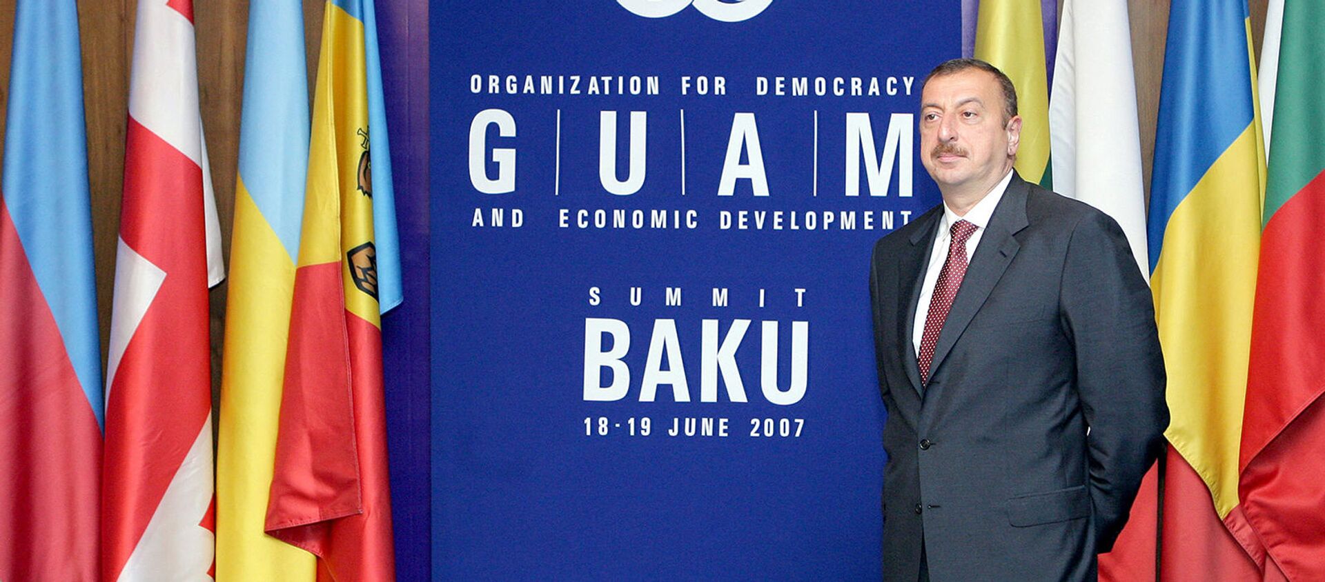 Президент Азербайджана Ильхам Алиев перед саммитом ГУАМ (19 июня 2007). Баку - Sputnik Армения, 1920, 18.05.2021