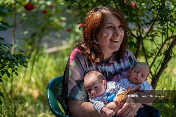 53-х летняя Рузанна со своими двойняшками 53-х летняя Рузанна со своими двойняшками - Sputnik Армения