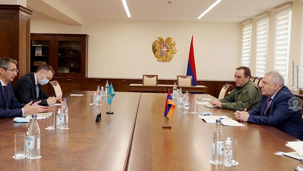 И.о. министра обороны Вагаршак Арутюнян принял новоназначенного Чрезвычайного и Полномочного посла Казахстана Болата Иманбаева (19 мая 2021). Еревaн - Sputnik Արմենիա
