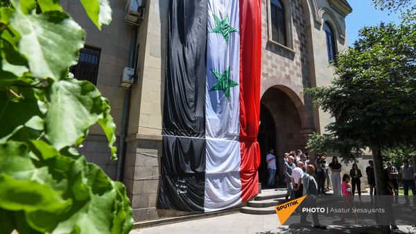 Избиратели перед посольством Сирии в Армении во время выборов президента - Sputnik Армения