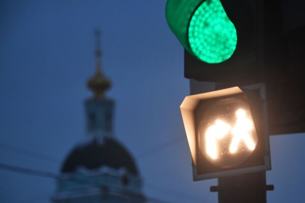 Светофор в Москве с совмещенной фазой.Он разрешает одновременное движение пешеходов и автомобилей, которые совершают поворот. Светофор в Москве с совмещенной фазой.Он разрешает одновременное движение пешеходов и автомобилей, которые совершают поворот. - Sputnik Армения