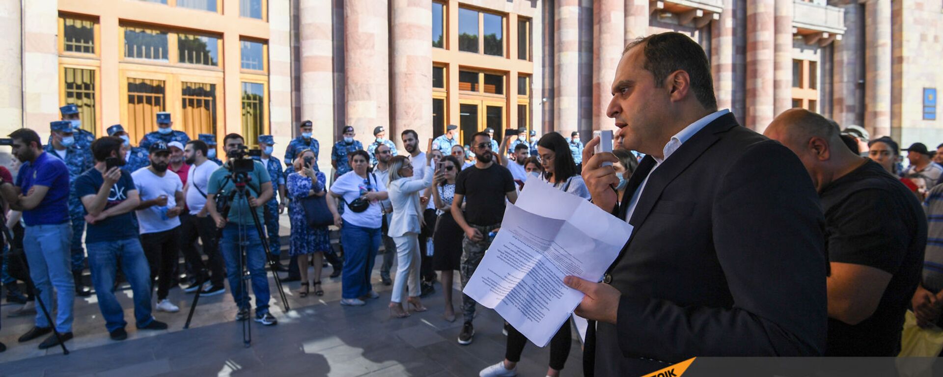 Глава Палаты адвокатов Ара Зограбян во время акции протеста с требованием опубликовать договор с Азербайджаном - Sputnik Армения, 1920, 27.11.2021