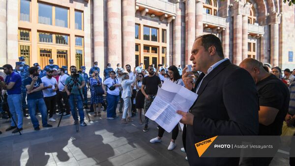 Глава Палаты адвокатов Ара Зограбян во время акции протеста с требованием опубликовать договор с Азербайджаном - Sputnik Армения