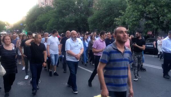 Ադրբեջանի հետ ստորագրվող փաստաթղթի դեմ բողոքի ակցիա անողները երթով շարժվում են ԱԺ - Sputnik Армения