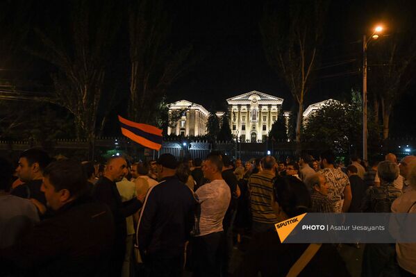 Участники акции протеста с требованием опубликовать договор с Азербайджаном на проспекте Баграмяна - Sputnik Армения