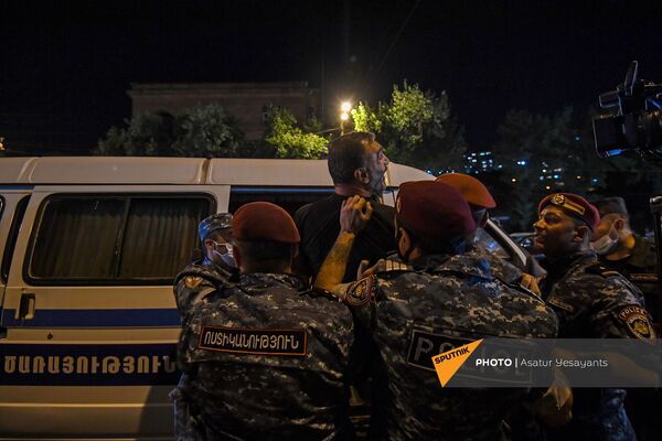 Полиция задерживает участников митинга (20 мая 2021). Еревaн - Sputnik Армения