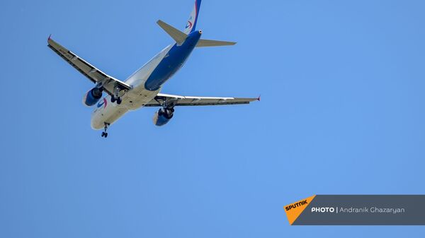 Самолет Airbus А320 Уральских авиалиний на посадке в ереванском аэропорту Звaртноц - Sputnik Армения