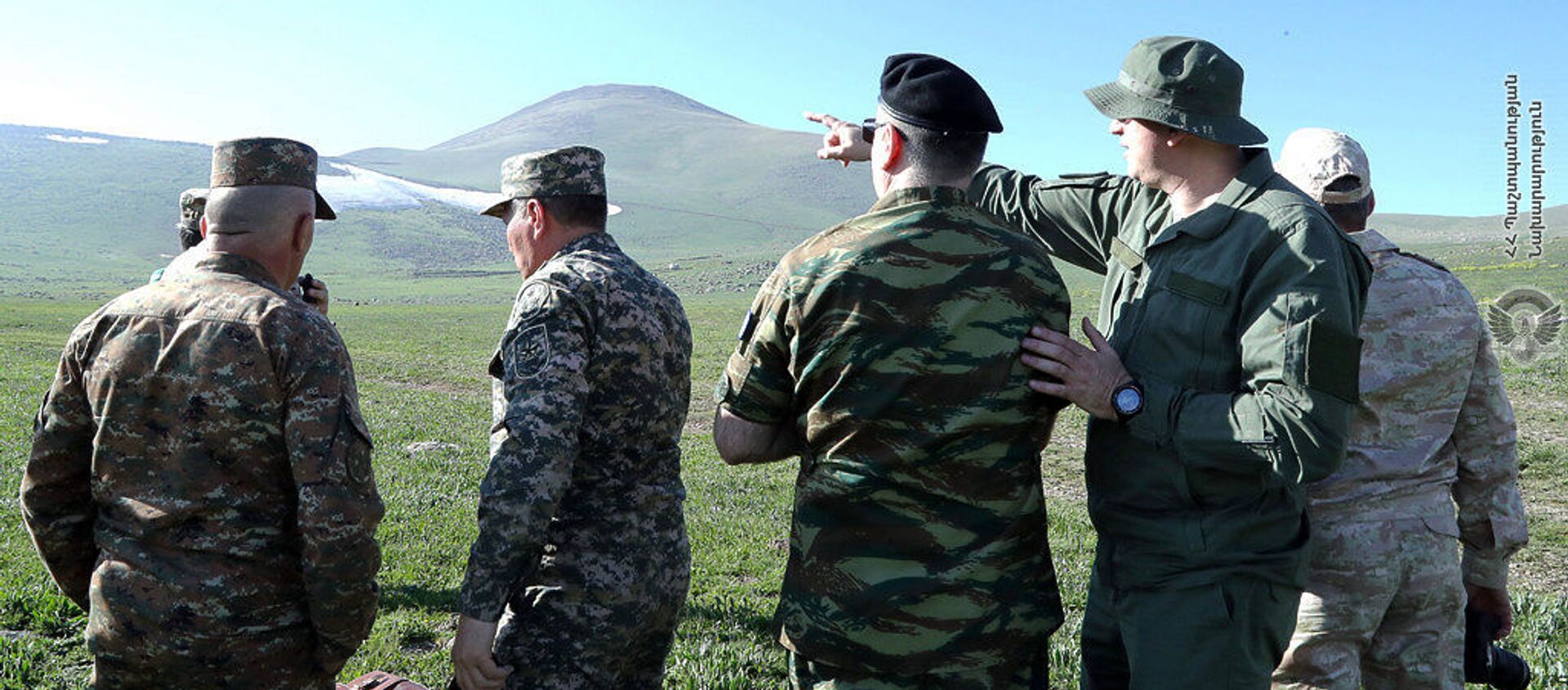 Минобороны организовало визит военных атташе иностранных посольств в Армении на армяно-азербайджанскую границу в Сюникской области (20 мая 2021). - Sputnik Армения, 1920, 21.05.2021