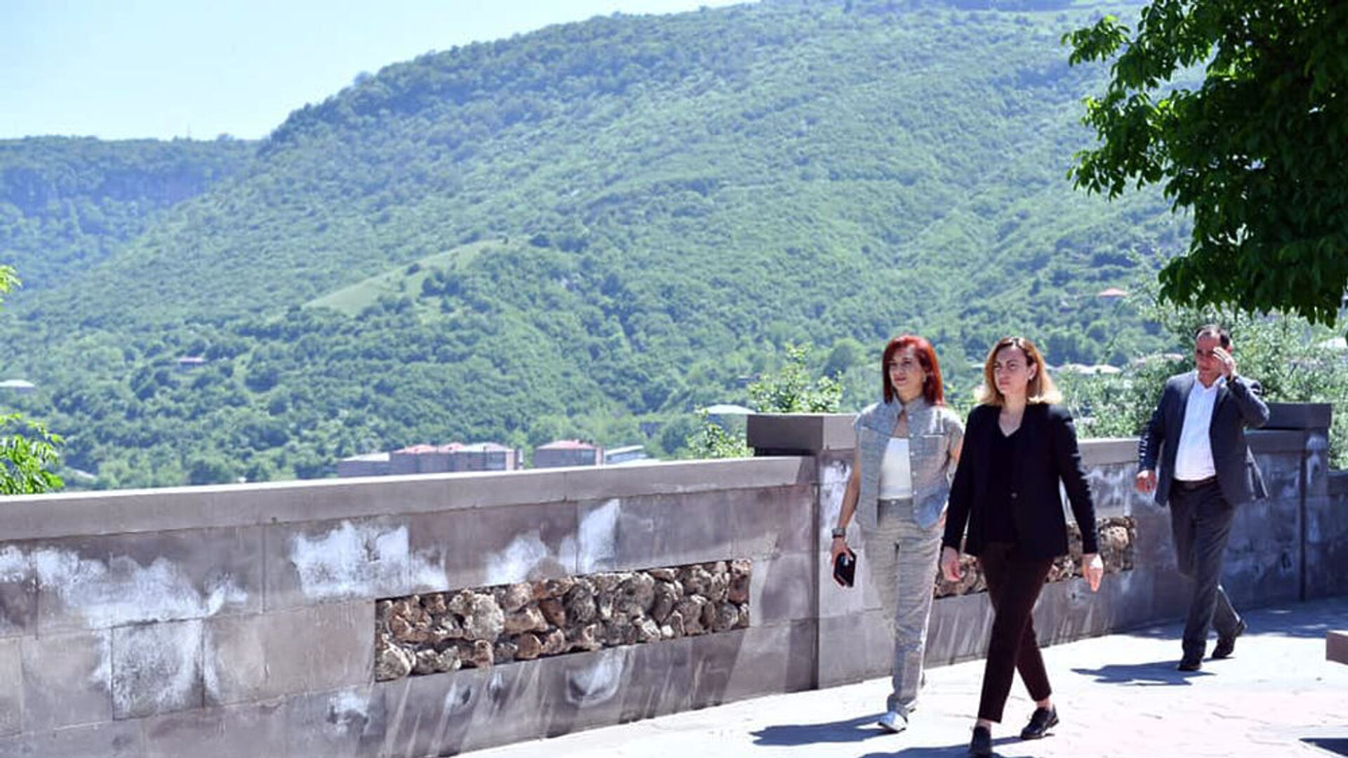 Супруга премьер-министра Анна Акопян и вице-спикер НС Лена Назарян посетили Сюникскую область (21 мая 2021). Горис - Sputnik Армения, 1920, 21.05.2021