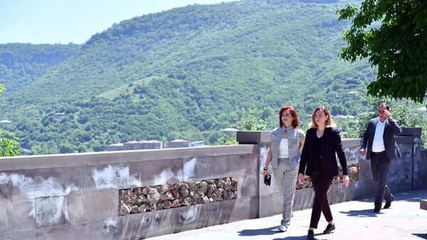Супруга премьер-министра Анна Акопян и вице-спикер НС Лена Назарян посетили Сюникскую область (21 мая 2021). Горис - Sputnik Արմենիա