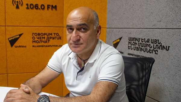 Эксперт по вопросам международной безопасности Владимир Погосян в гостях радио Sputnik - Sputnik Армения