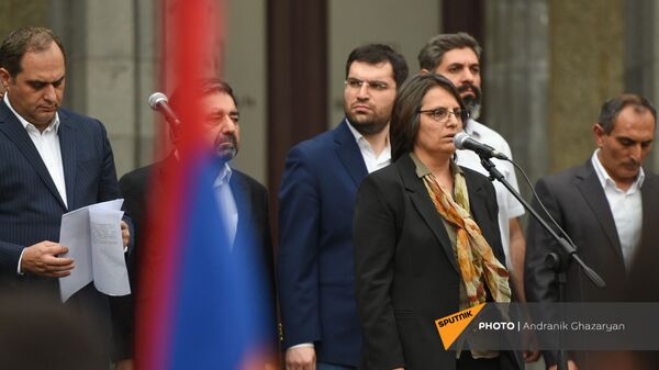 Лидер движения 5165 Карин Тоноян со своими однопартийцами во время экстренно созванного митинга с требованием опубликовать договор с Азербайджаном - Sputnik Արմենիա