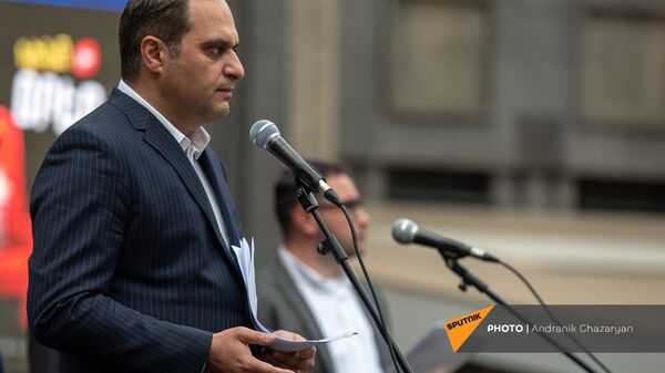 Глава Палаты адвокатов Ара Зограбян во время экстренно созванного митинга с требованием опубликовать договор с Азербайджаном (22 мая 2021). Еревaн - Sputnik Արմենիա