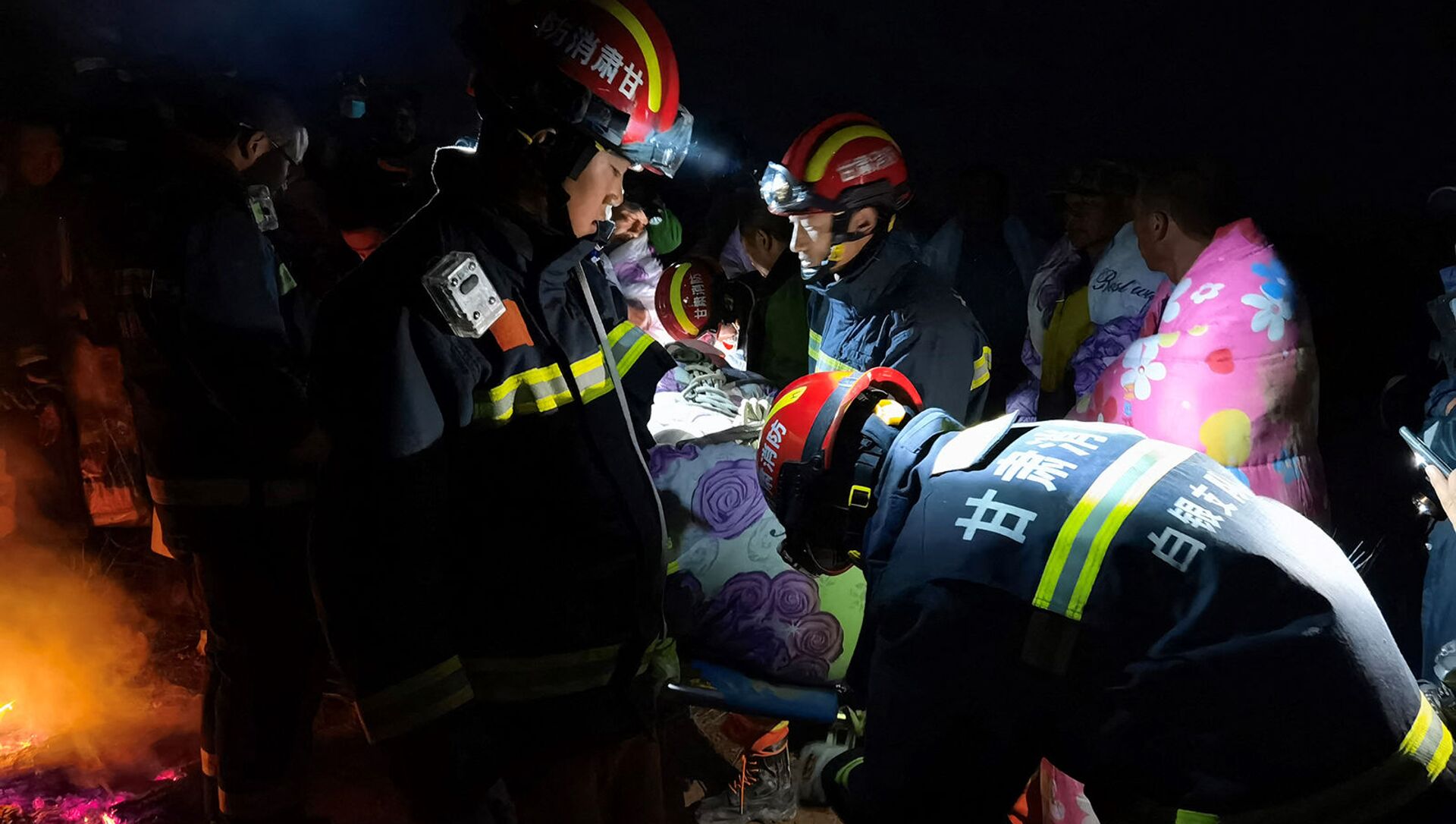 Спасатели помогают участникам 100-километрового ультрамарафона, пострадавшими от экстремальных погодных условий в провинции Ганьсу Китая (22 мая 2021). Байинь - Sputnik Армения, 1920, 23.05.2021