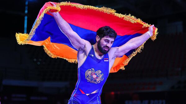 Борец Грачья Погосян с флагом Армении после победы в финале ЧЕ (до 23 лет) - Sputnik Армения