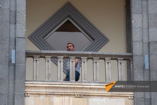Мужчина наблюдает за митингом движения 5165 с требованием опубликовать договор с Азербайджаном (22 мая 2021). Еревaн - Sputnik Армения