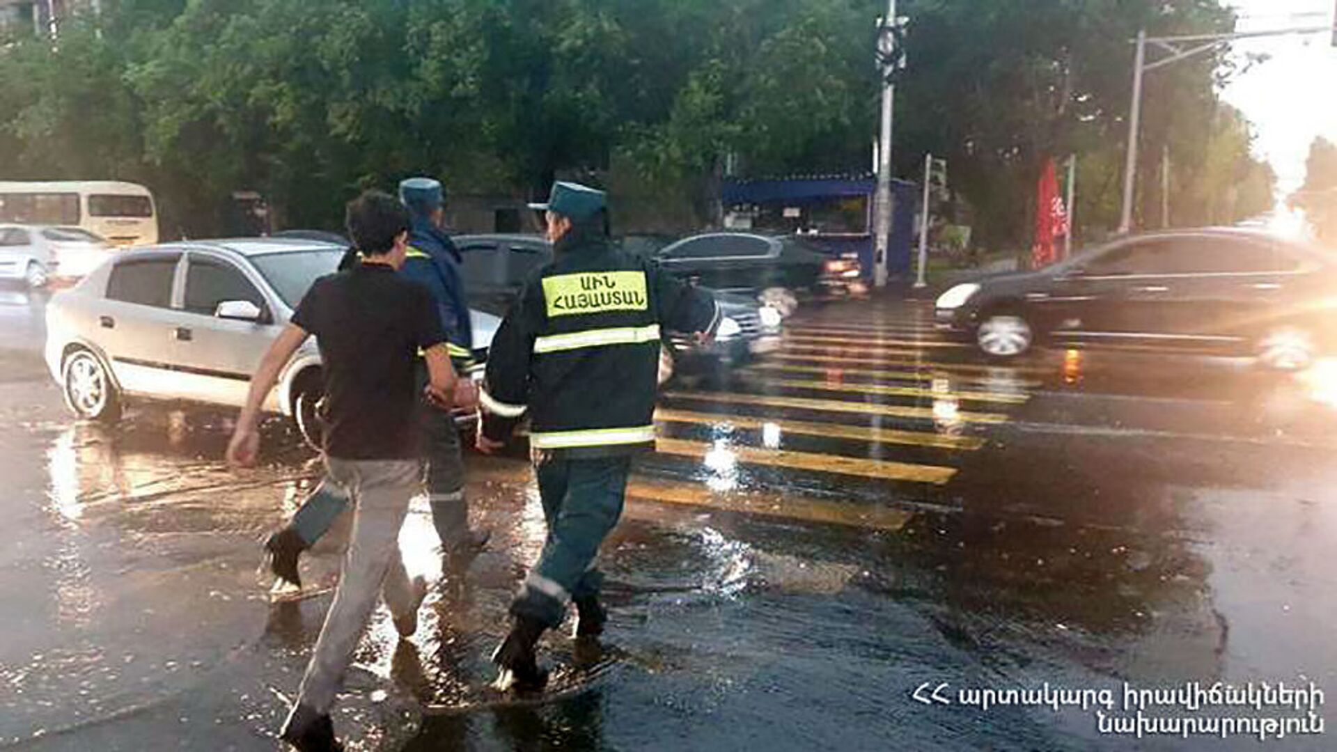 Мощный ветер в Армении повредил дома и линии электропередачи Мощный ветер в Армении повредил дома и линии электропередачи - Sputnik Армения, 1920, 23.05.2021