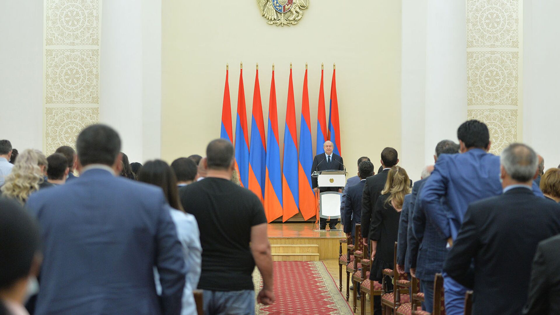 Президент Армен Саркисян на церемонии награждения медалями сотрудников системы здравоохранения (24 мая 2021). Еревaн - Sputnik Արմենիա, 1920, 24.05.2021