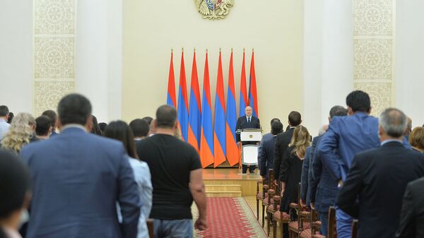 Президент Армен Саркисян на церемонии награждения медалями сотрудников системы здравоохранения (24 мая 2021). Еревaн - Sputnik Արմենիա