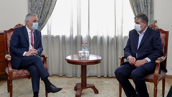 И.о. вице-премьера Мгер Григорян принял делегацию, возглавляемую министром дорожного строительства и градостроительства Ирана Мохаммадом Эслами (24 мая 2021). Еревaн - Sputnik Армения