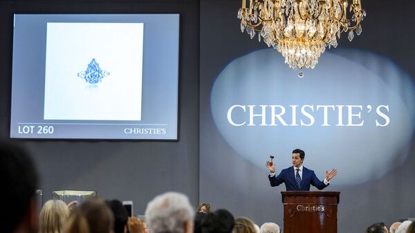 Глава ювелирного отдела Christie's Рахул Кадакия во время вечернего аукциона Christie's Великолепная распродажа драгоценностей (14 мая 2014). Женевa - Sputnik Армения