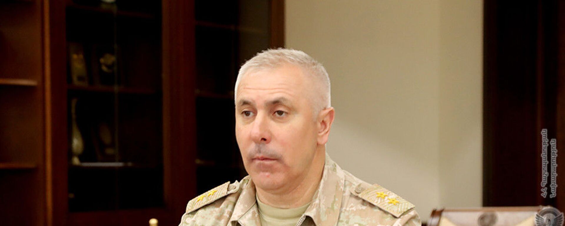И.о. министра обороны Вагаршак Арутюнян встретился с командующим миротворческими войсками России в Карабахе, генерал-лейтенантом Рустамом Мурадовым (25 мая 2021). Еревaн - Sputnik Արմենիա, 1920, 09.09.2021