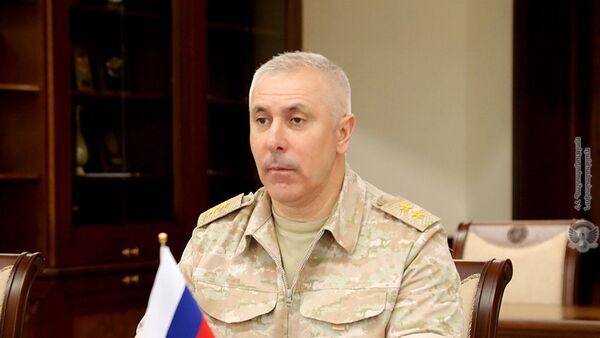 И.о. министра обороны Вагаршак Арутюнян встретился с командующим миротворческими войсками России в Карабахе, генерал-лейтенантом Рустамом Мурадовым (25 мая 2021). Еревaн - Sputnik Армения